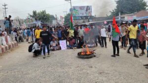 পাবনা-১ আসনের সীমানা পুনর্বহালের দাবিতে মহাসড়ক অবরোধ