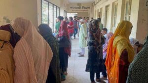 ঈশ্বরদীতে কাভার্ডভ্যান চাপায় মা-মেয়েসহ নিহত ৩