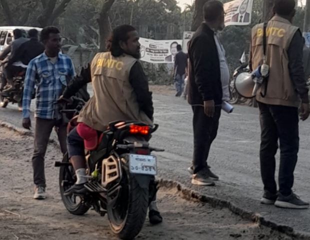 সরকারি প্রতিষ্ঠানের কর্মকর্তা-কর্মচারীদের বিরুদ্ধে নির্বাচনী প্রচারণার অভিযোগ